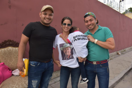 Familiares de Vargas lo esperaron con playeras y carteles que le daban la bienvenida a su tierra. (Foto: Gerardo Lorenty/Nuestro Diario)