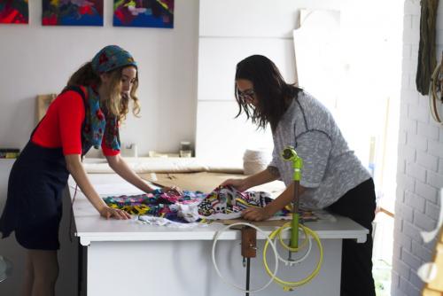 Nelly Rose y Sofía Contreras-Paredes preparan una colección cápsula con bordados hechos por guatemaltecas a través de "Societas". (Foto: Societas) 