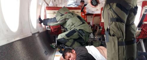 Los antiexplosivos localizan la bomba en el avión secuestrado. (Foto: DGAC)