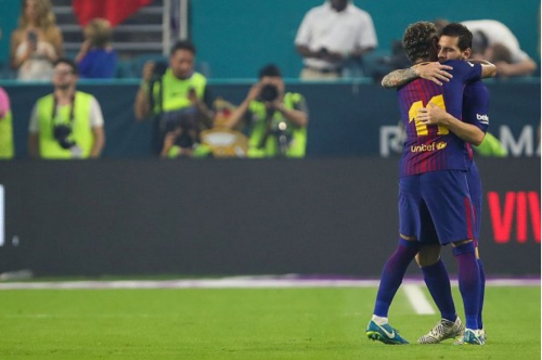 Este es el abrazo que Neymar le dio a Messi. (Foto: Getty Images)