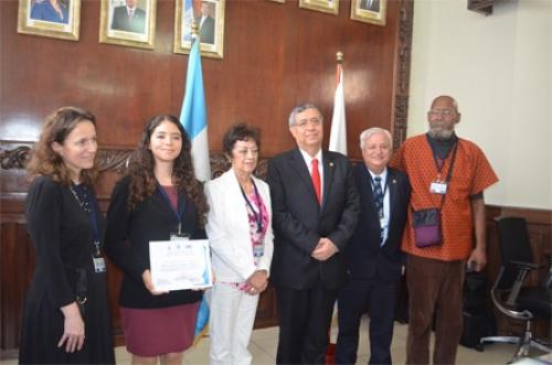 Autoridades del Gobierno de Guatemala entregaron el reconocimiento a la doctora Arrechea Alvarado. (Foto: Conacyt)
