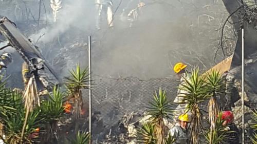 Los socorristas trabajan en el lugar para sofocar las llamas en la avioneta.  (Foto: Bomberos Municipales y Aeronáutica Civil)