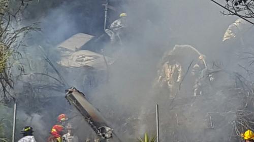 La aeronave cayó cerca de las viviendas en la colonia La Libertad en la zona 13.  (Foto: Bomberos Municipales y Aeronáutica Civil)