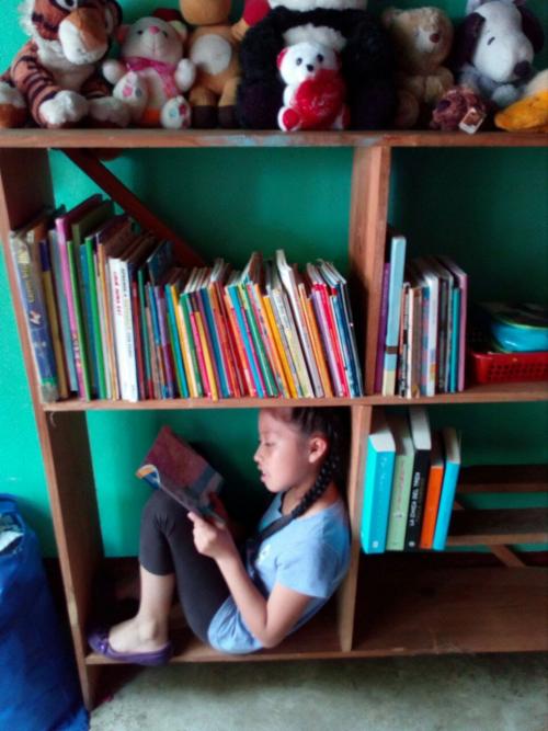 Así es como lee Marieliza Reyes en su hogar en Baja Verapaz. (Foto: Cortesía/ Sandra Reyes)