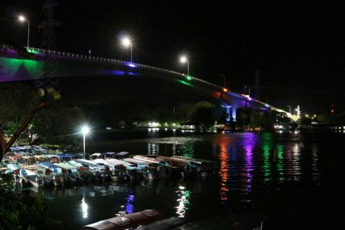 Puente de Río Dulce con la nueva iluminación. (Foto: Comunicaciones)