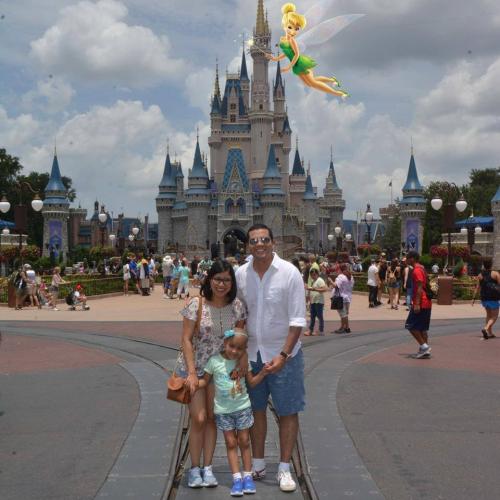 Javier y Alejandra, junto a Valeria, gozaron de un viaje inolvidable a Orlando, Florida. (Foto: facebook) 