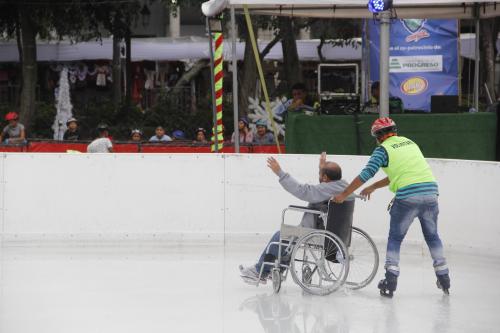 José Marcelino disfrutó cada segundo que estuvo dentro de la pista de hielo. (Foto: Fredy Hernández/Soy502)
