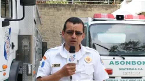 El bombero Ciro Camey permaneció desaparecido varios minutos y fue localizado inconsciente, murió a su ingreso al centro asistencial. (Foto: Bomberos Municipales Departamentales. 