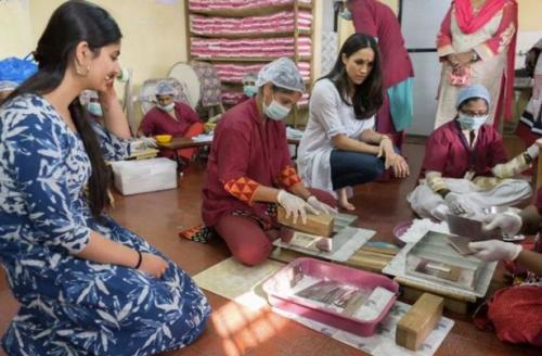 Meghan haciendo labor humanitaria. (Foto: Daily Mirror)