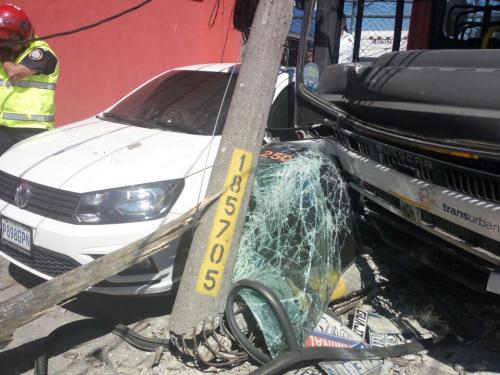 El accidente también dejó daños a un auto particular. (Foto: Instagram/Amilcar Montejo) 