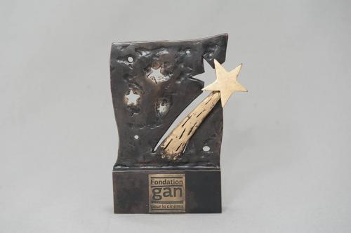 Este es el premio recibido por Jayro por el guión de Temblores. (Foto: Fondation Gan pour le Cinéma) 