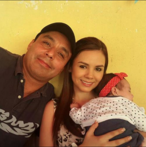 Byron Lima, Alejandra Reyes y su hija, Daniela. (Foto: Facebook)