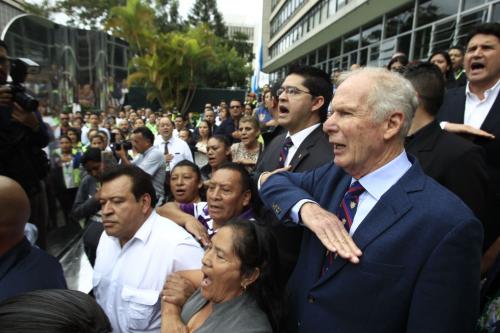 El Secretario acompaña al alcalde mientras entona el himno nacional. (Foto: Wilder López/Soy502)