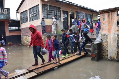 Los niños de Alta Verapaz han sufrido por las inundaciones, que han afectado las escuelas. (Foto: Irma Tzi/Nuestro Diario)