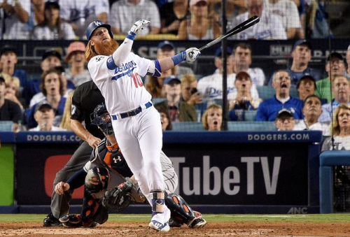 Justin Turner bateó un jonrón y aseguró dos carreras en el juego ante los Astros que ganaron los Dodgers. (Foto: AFP)