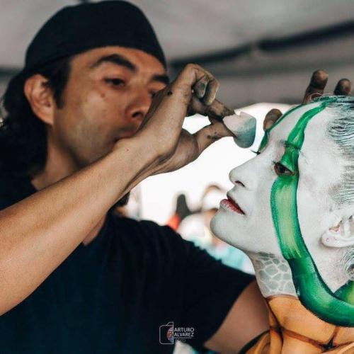 Fernando Gálvez realizando los detalles de un "body painting". (Foto: Facebook/Fernando Gálvez)