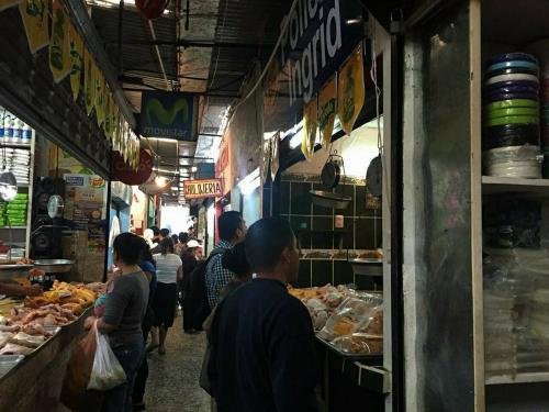 Dentro del mercado La Bendición de Dios está ubicada la pollería con ganancias millonarias del Ejército. (Foto: Soy502)