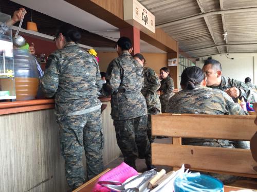 La cafetería ofrece distintos almuerzos para los visitantes del Economato Militar. (Foto: Soy502)
