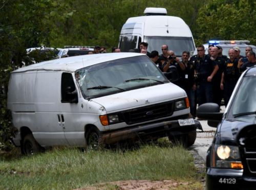 Los menores viajaban en la parte trasera de la camioneta sin ventanas, esto fue una trampa para los pequñeos. (Foto: Univisión) 