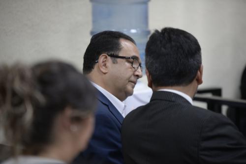 Samuel Morales -Sammy-, conversa con su abogado defensor durante el inicio del juicio en su contra. (Foto: Wilder López/Soy502). 
