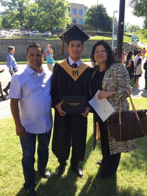 Eli Ernesto (centro) junto a sus padres en su graduación de secundaria. (Foto: Soy502)