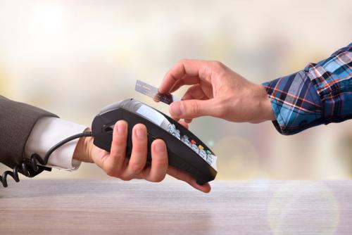 Para realizar tu pago solo tienes que acercar tu tarjeta al POS. (Foto: Shutterstock)