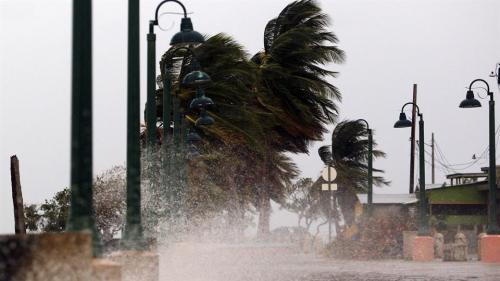 Este fenómeno natural tocó Yabucoa, municipio del este de Puerto Rico,  se cree que afectará la isla hasta por 24 horas. (Foto: AFP) 