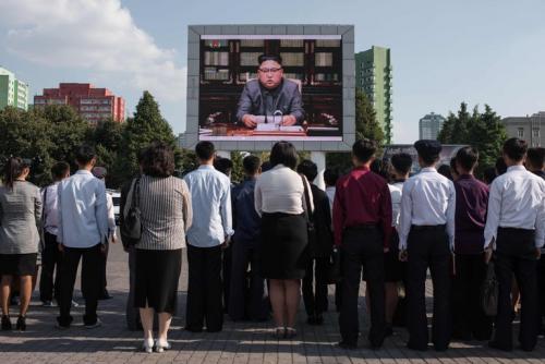 Personas en Corea del Norte observan el discurso del líder Kim Jong-un. (Foto: The New York Times). 