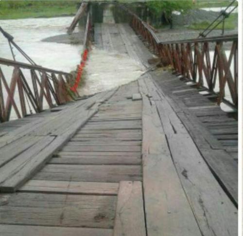 Vista del puente Mixco que colapsó ante las inclemencias del tiempo. (Foto: Conred). 