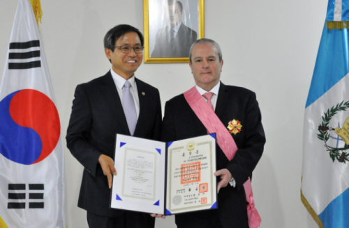 El embajador Gustavo López recibiendo un reconocimiento del gobierno de Corea. Fungió en aquel país desde el 2013 hasta el 2016. (Foto: Cancillería) 