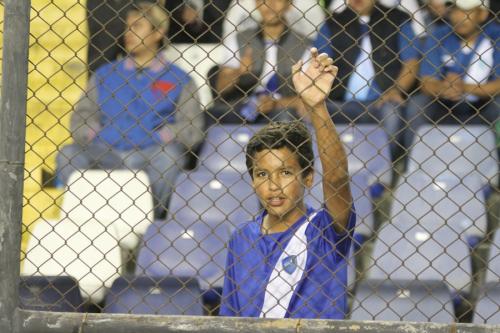 Un niño observa un partido de la selección de Guatemala. (Foto: Luis Barrios/Soy502)