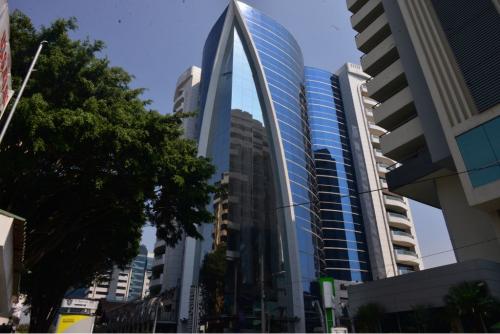 Este es el edificio Dubai Center, donde Juan Carlos Monzón alquiló oficinas para guardar el dinero en efectivo que recibían de los sobornos. (Foto: Jesús Alfonso/Soy502)