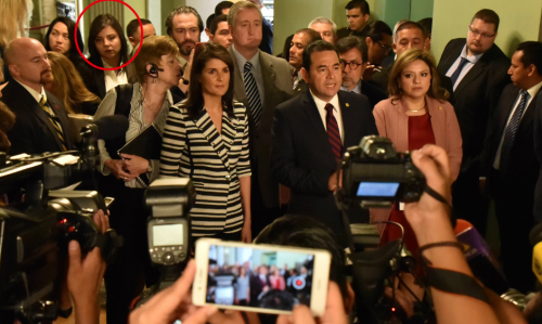 Paola Panteleón aparece detrás de Nikki Haley y su traductora. (Foto: Gobierno)