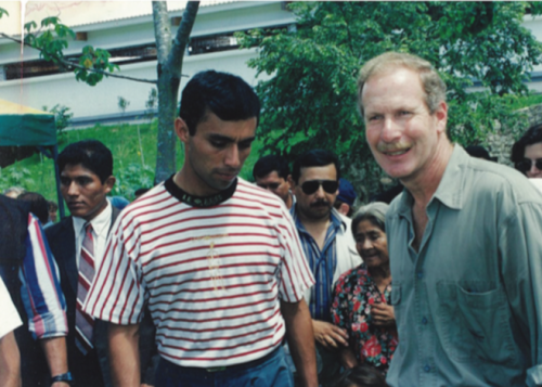 El ahora alcalde Álvaro Arzú junto a Byron Lima que era su escolta. (Foto: tomada del libro de Luis Lima)