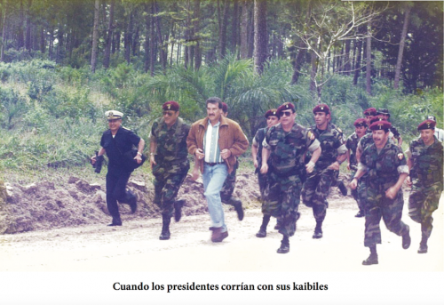 Ramiro de León Carpio corre con un grupo de kaibiles, entre ellos Byron Lima. Imagen del libro donde se narra la vida de Byron Lima "En el nombre del Padre". 