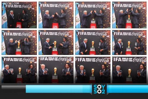 Otto Pérez recibió y alzó la Copa del Mundo de la FIFA foto