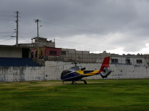 La aeronave trasladó a funcionarios del ministerio al proyecto de Rocjá Pontilá. (Foto: El Gráfico de Sacatepéquez)