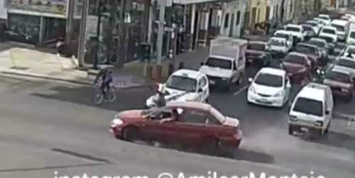 El conductor, con un brazo en la ventana, parece que no se percató del incidente. (Foto: captura de video) 