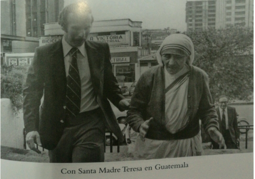 Arzú tuvo una buena relación con la Madre Teresa de Calcuta, a quien la admiró desde entonces. (Foto: Arzú. Y el tiempo se me fue)