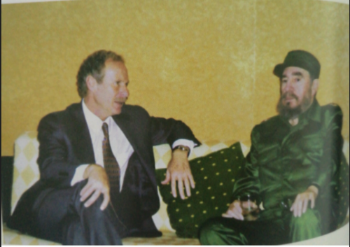 Álvaro Arzú con Fidel Castro, quien siempre le simpatizó. Arzú reabrió las relaciones diplomáticas y comerciales con Cuba. (Foto: Arzú. Y el tiempo se me fue)