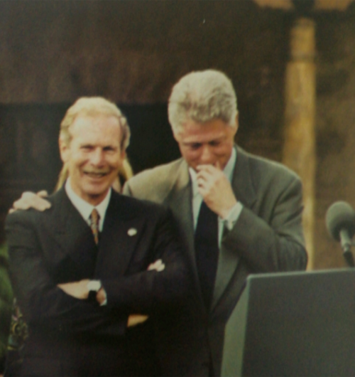 Con Bill Clinton, presidente de Estados Unidos, con quien tuvo una relación muy cordial y relajada. (Foto: Arzú. Y el tiempo se me fue)