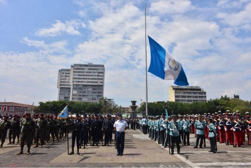 Un batallón del Ejército estuvo presente en las honras fúnebres de Álvaro Arzú, quien fue presidente del país en 1996. (Foto: Jesús Alfonso/Soy502)