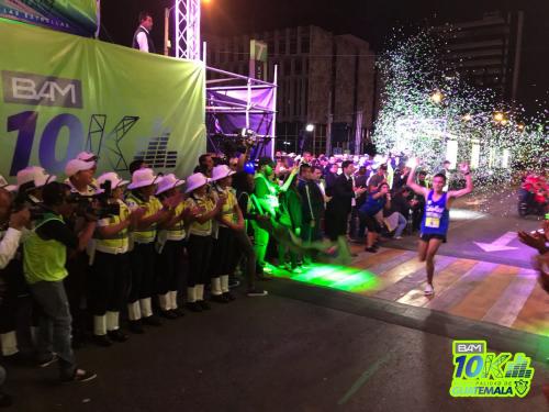 Mario Pacay cruza primero la meta en los 10K Nocturna de la Ciudad. (Foto: @muniguate)