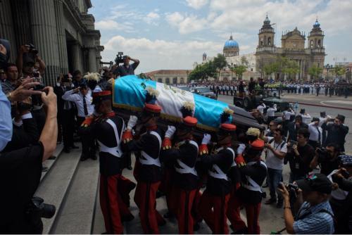 Los restos de Arzú fueron llevados al interior del Palacio Nacional de la Cultura, en donde funcionarios de gobierno y familiares le rendirán honores. (Foto: Jesús Alfonso/Soy502)