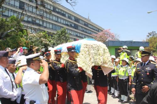 El féretro de Álvaro Arzú fue cubierto con una manta de flores blancas. (Foto: Fredy Hernández/Soy502)
