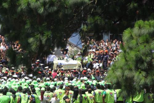 Particulares y trabajadores de la Municipalidad se aglomeraron en la Plaza Italia para despedir al alcalde Álvaro Arzú. (Foto: Fredy Hernández/Soy502)