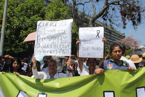 Algunos de los asistentes portaban letreros para manifestar sus muestras de cariño al alcalde. (Foto: Fredy Hernández/Soy502)