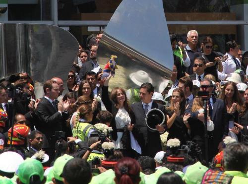La señora Patricia de Arzú, al centro, recibe el cariño de los empleados municipales en el funeral del Alcalde capitalino. (Foto: Fredy Hernández/Soy502)