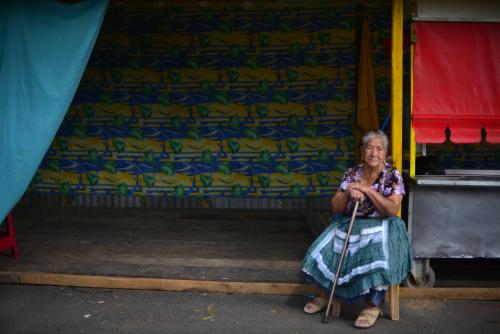 Amanda Sacalxot de 83 años, lleva más de 50 de recorrer todas las ferias de la ciudad, ella se especializó en las garnachas y buñuelos en su garnacheria "La Quetzalteca". (Foto: Jesús Alfonso/Soy502)
