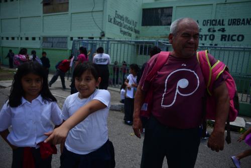 Mario Vásquez llega a traer a sus sobrinas a la Escuela #64 Puerto Rico, asegura que la vida no está como para que sus sobrinas vayan solas para su casa. Él es conserje en la iglesia evangélica Palestina en la zona 12. (Foto: Jesús Alfonso/Soy502)
